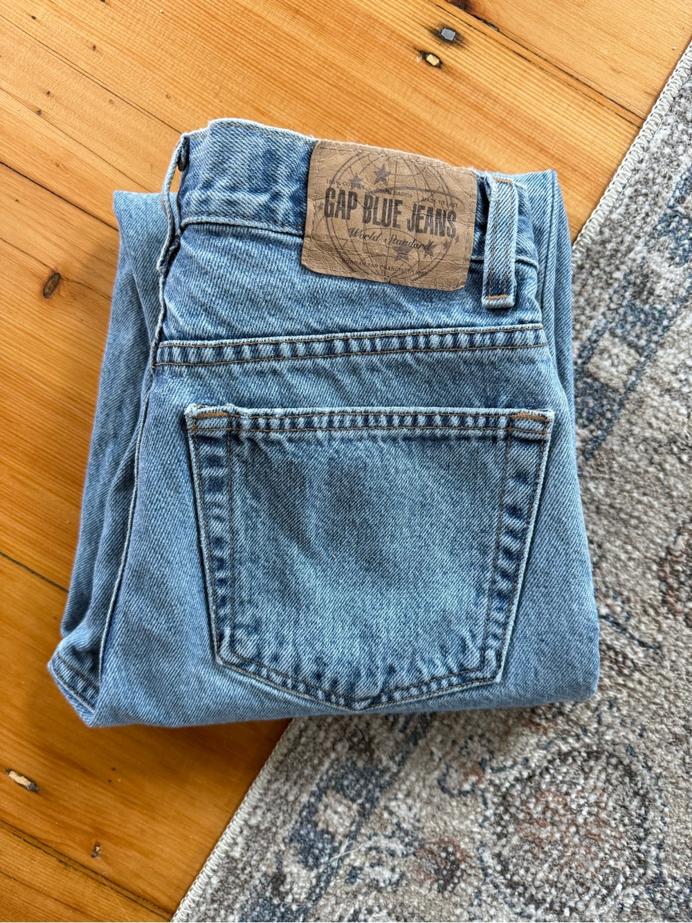 Vintage Gap Blue Jeans in a classic light wash (28x30)